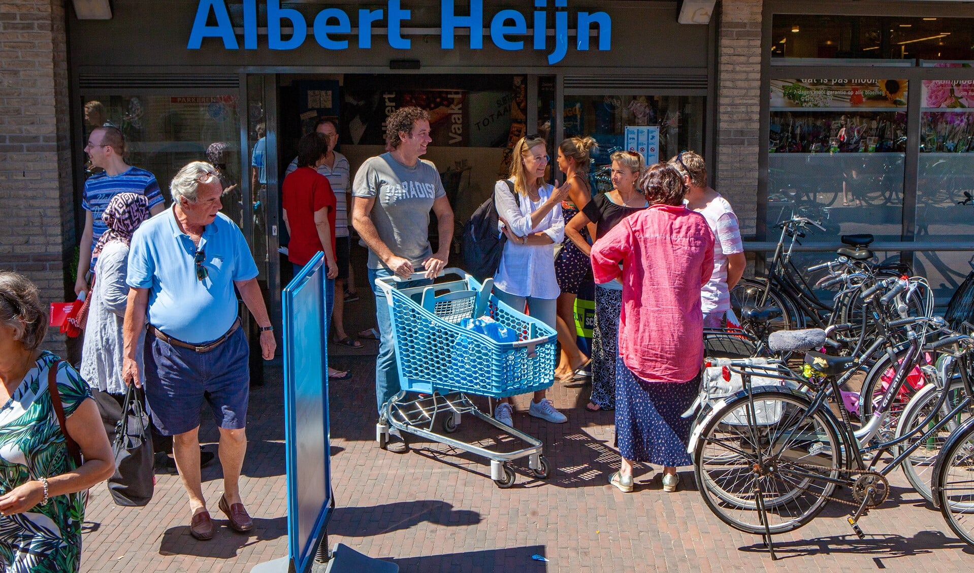 Wethouder Roland Boom (met winkelkar) en VVD-fractievoorzitter Jessica Prins rechts naast hem, gingen ook inkopen doen.