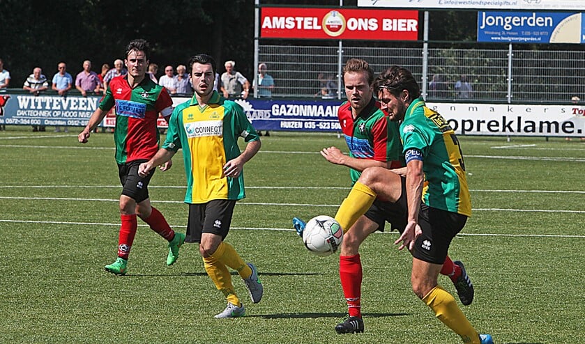 Ook in de hoofdklasse speelden de dorpsrivalen s.v. Huizen en De Zuidvogels tegen elkaar.