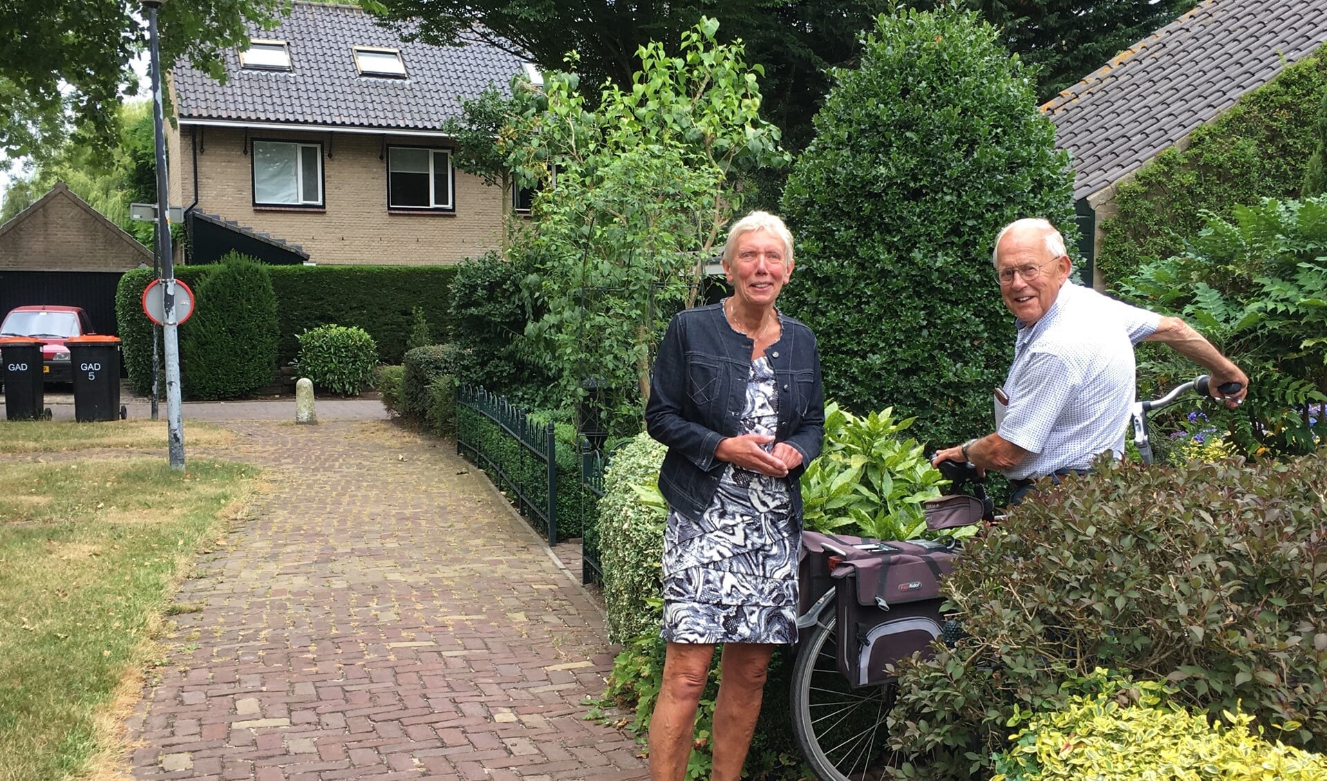 Liesbeth Boersen in gesprek met een bewoner van de wijk Bouwvenen.