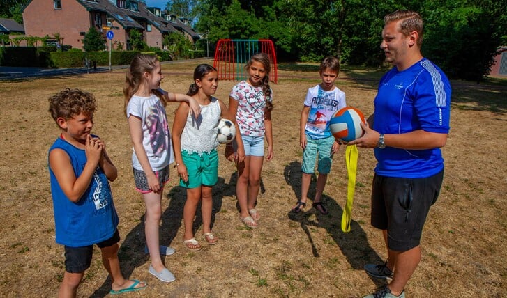 Speciaal voor de vakantie nam buurtsportcoach Mike kinderen mee naar het veldje naast de school in plaats van op het plein te sporten.