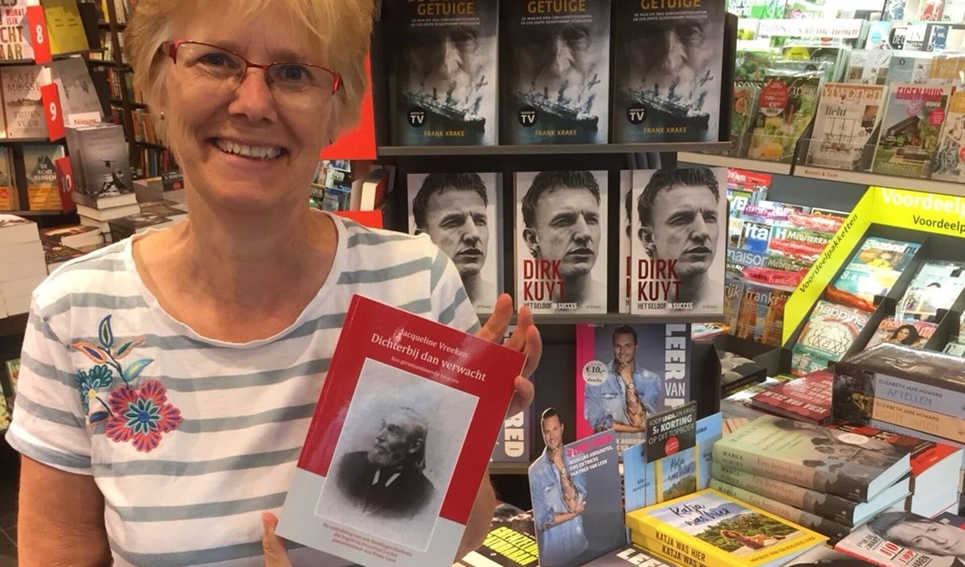 Jacqueline Vreeken met haar boek in Bruna in Diemen.