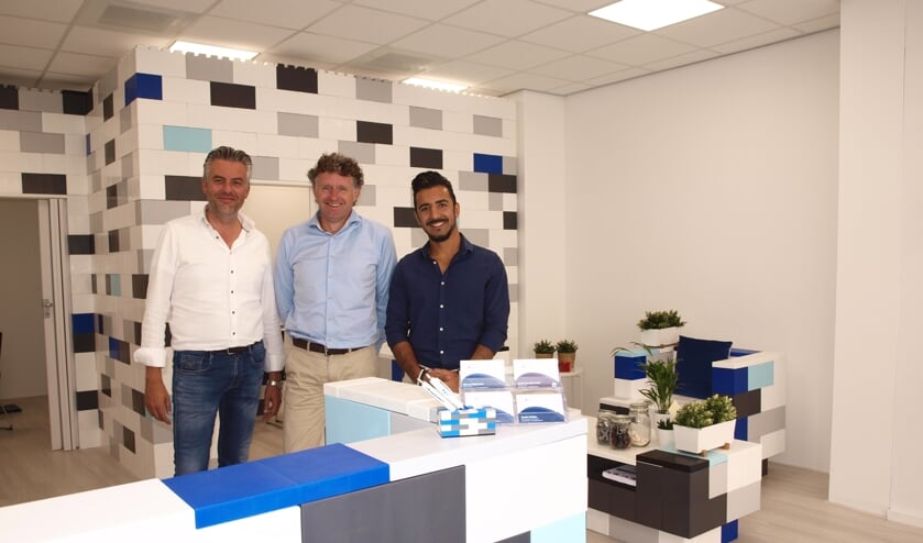 Melvin Brouwer, Sander van Haren en Taner Ozbek in het 'legokantoor' in de Slijkstraat.