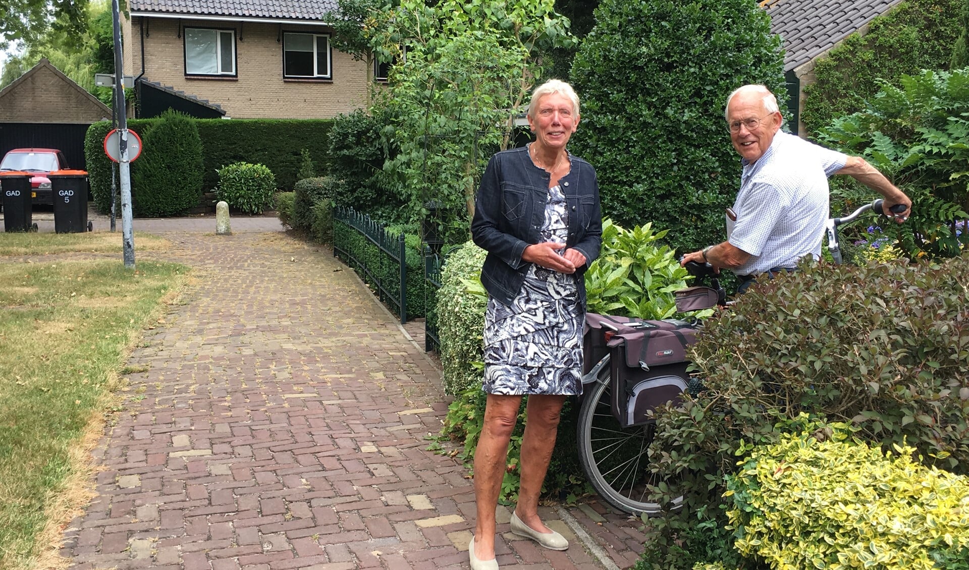 Liesbeth Boersen in gesprek met een bewoner van de wijk Bouwvenen.