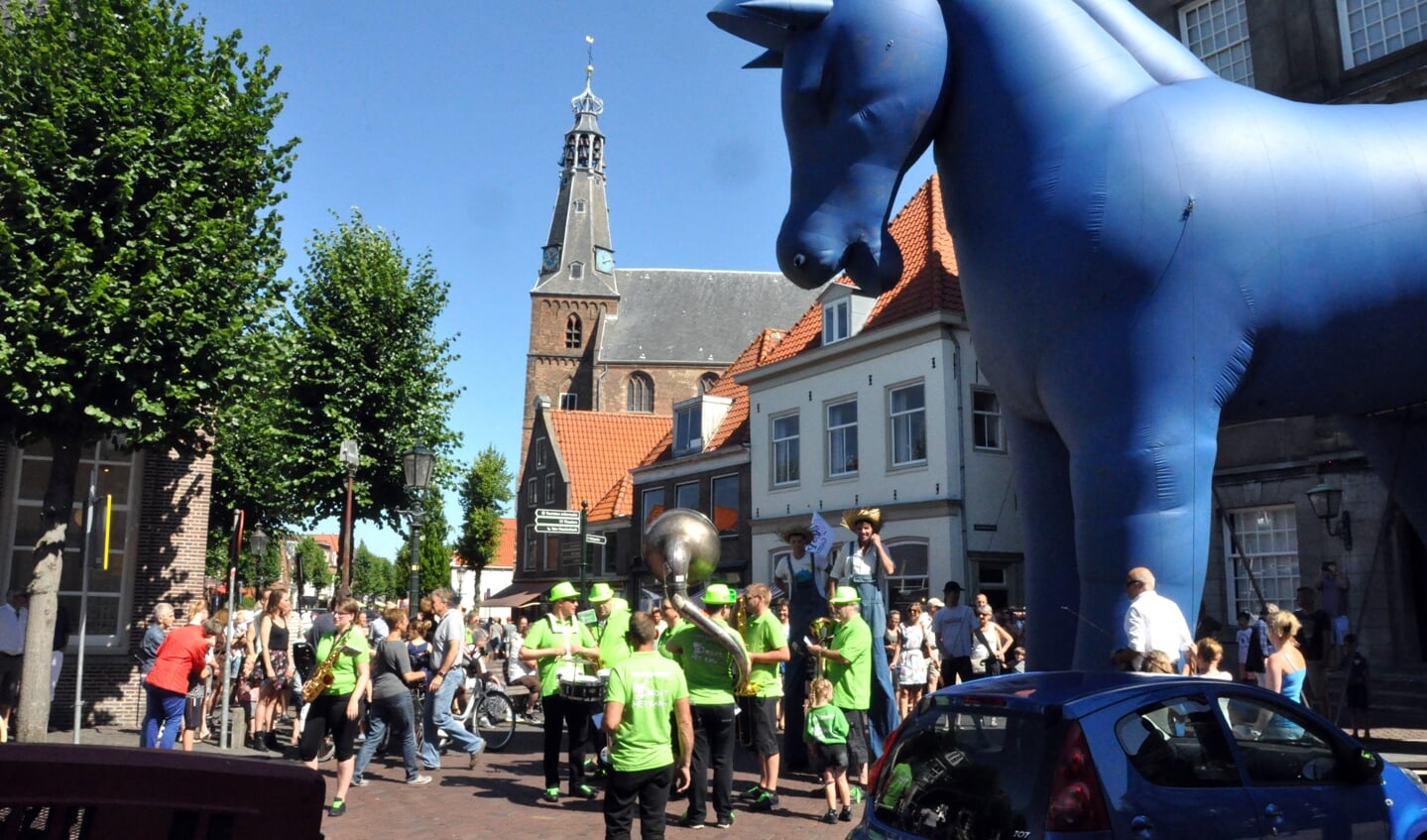 De dag begint met een culturele parade achter het blauwe paard van Het Domijn.