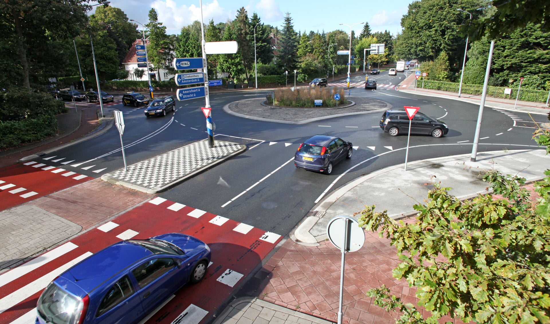 De rotonde Utrechtseweg -Diependaalselaan is een van de plekken die verkeersveiliger moet.