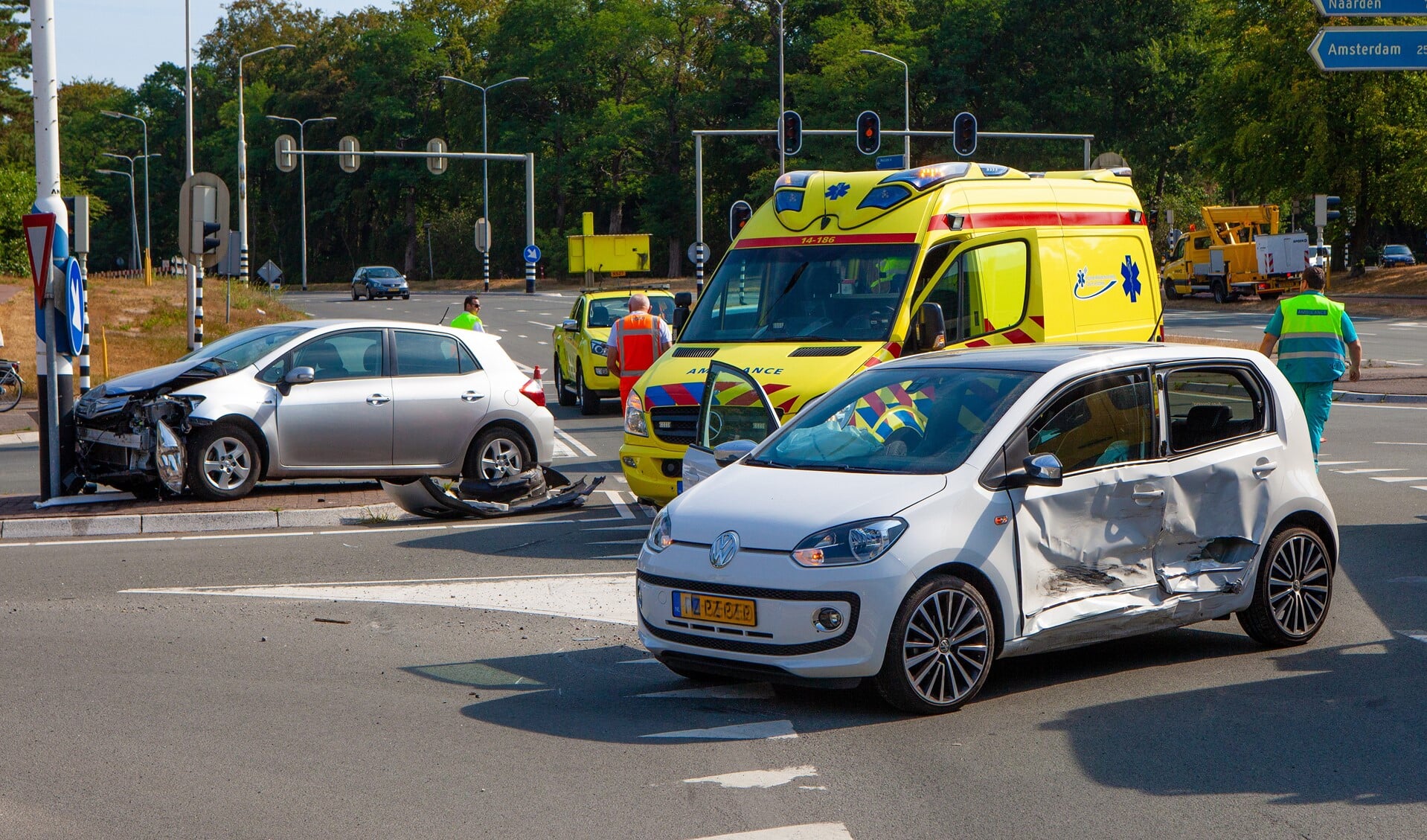 Flinke schade en twee gewonden bij een aanrijding bij de oprit naar de A1.