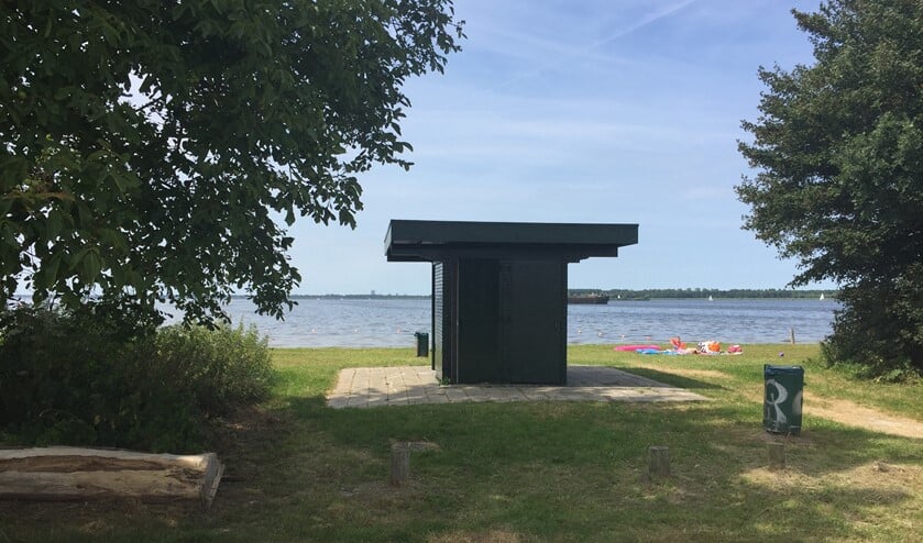 Het toiletgebouw op het Stichtsetrand.