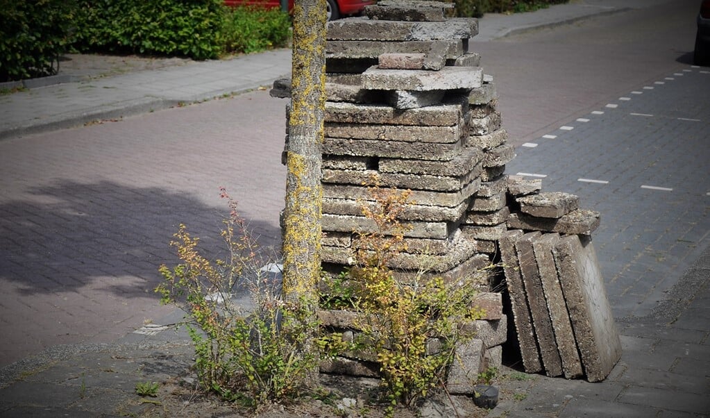 In Amsterdam worden de tegels opgehaald, in Weesp moeten bewoners de tegels zelf wegbrengen.