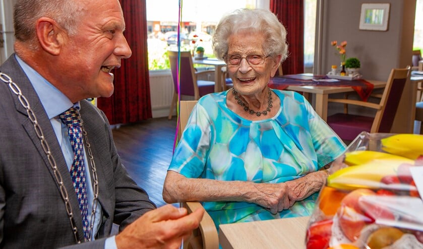 De burgemeester en Fred gezellig in gesprek.