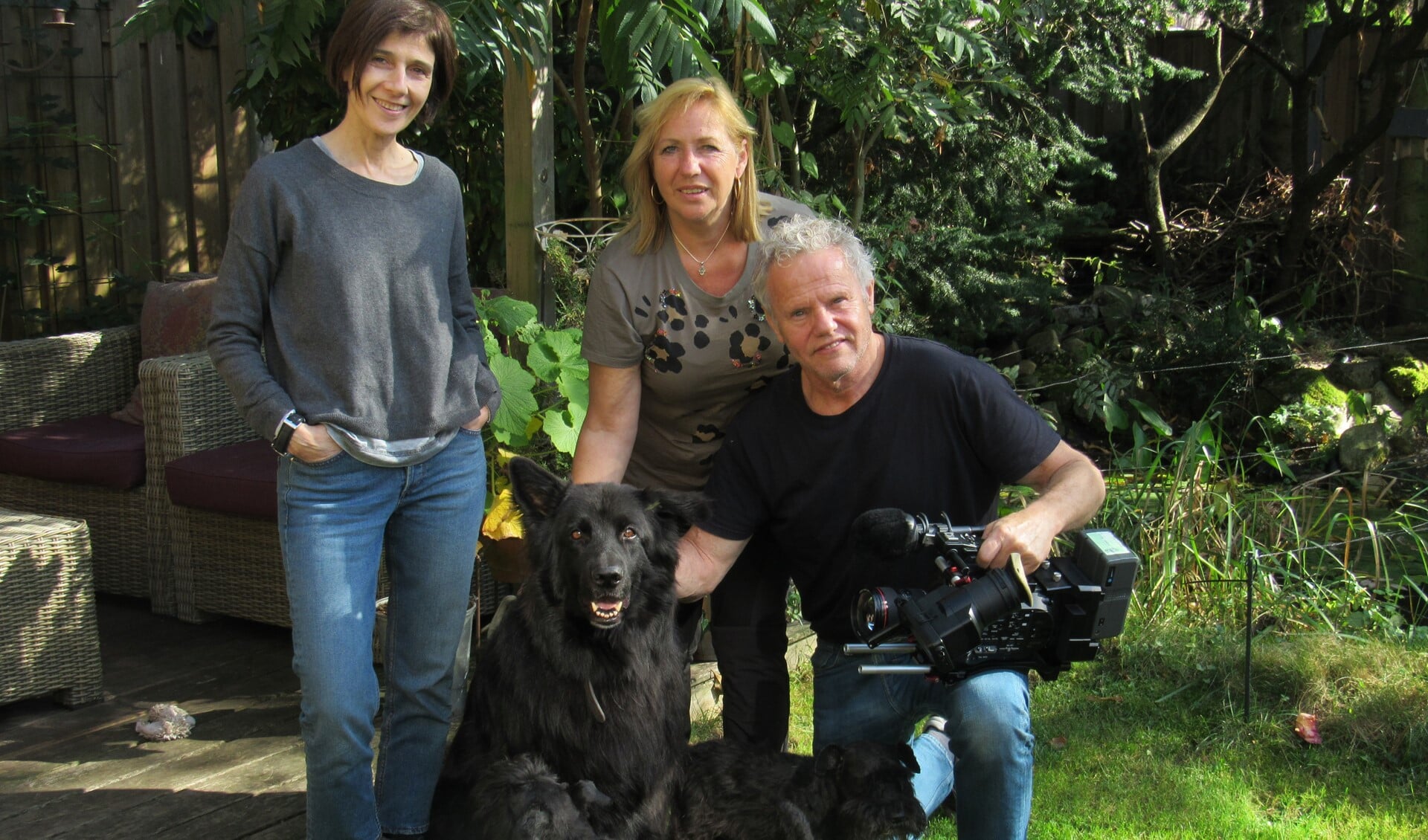 Ingrid Heinrich (midden) met haar honden, filmmaakster Dvorit Shargal en cameraman Michael Ballak in Bussum. 