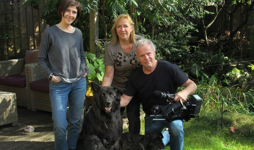 Ingrid Heinrich (midden) met haar honden, filmmaakster Dvorit Shargal en cameraman Michael Ballak in Bussum.