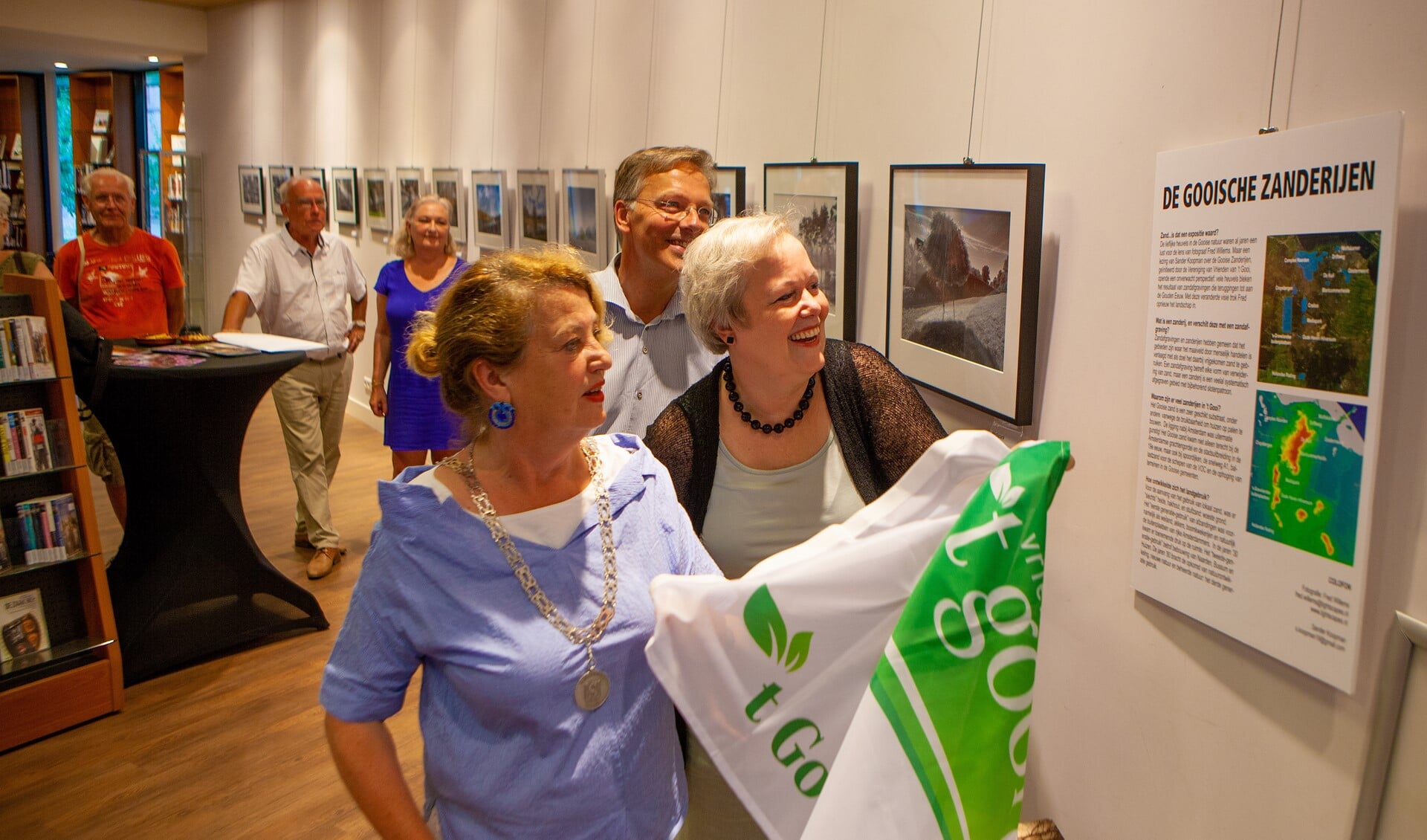 Burgemeester Rinske Kruisinga en rentmeester Karen Heerschop openen de foto-tentoonstelling van Fred Willems.