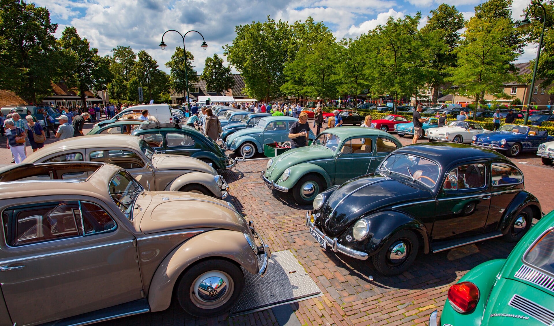 Honderden VW kevers zijn weer te bewonderen op het grote parkeerterrein van Plein 1945 in Laren.