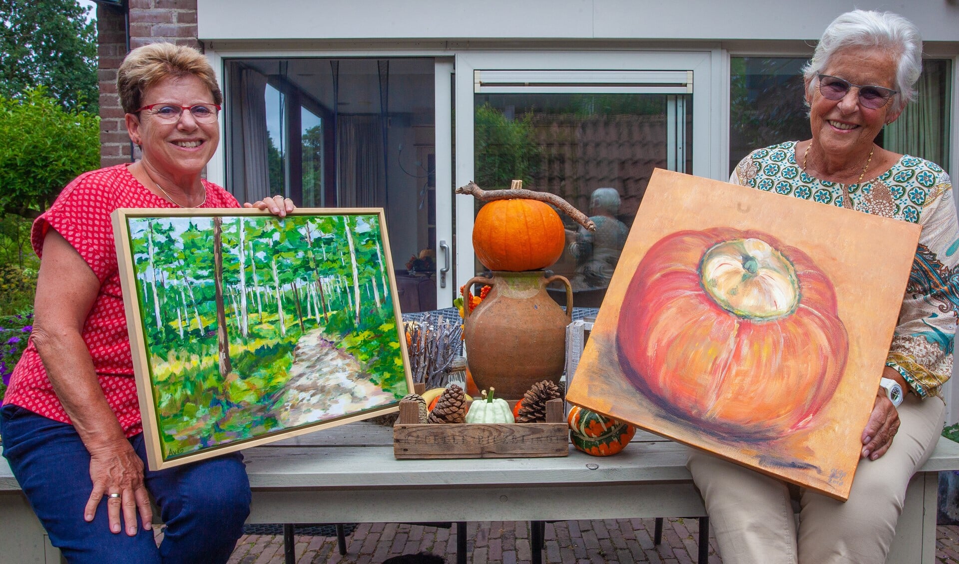 Andrea van der Glas en Olga Dol met hun werk.