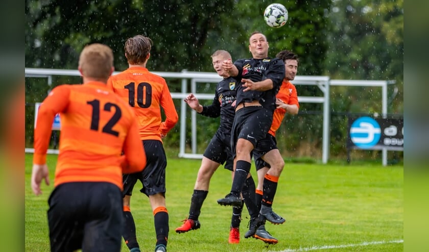 Altius (oranje) won zaterdag het toernooi, BZC'13 (zwart) pakte de fair play cup.