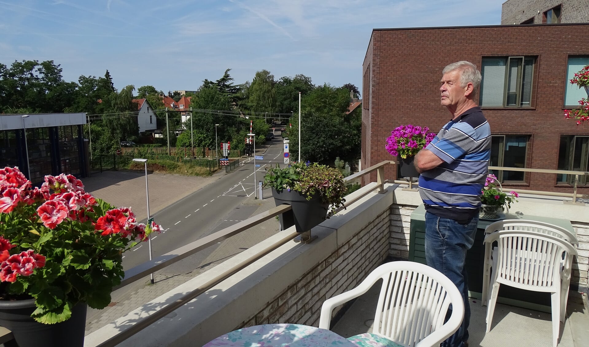 Jaap van Hassel op zijn balkon in het Bussum-complex aan de Brinklaan.