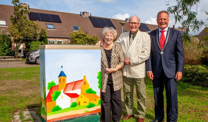 Alice en Bert van Kampenhout met de burgemeester bij de door Bert beschilderde elektriciteitskast.