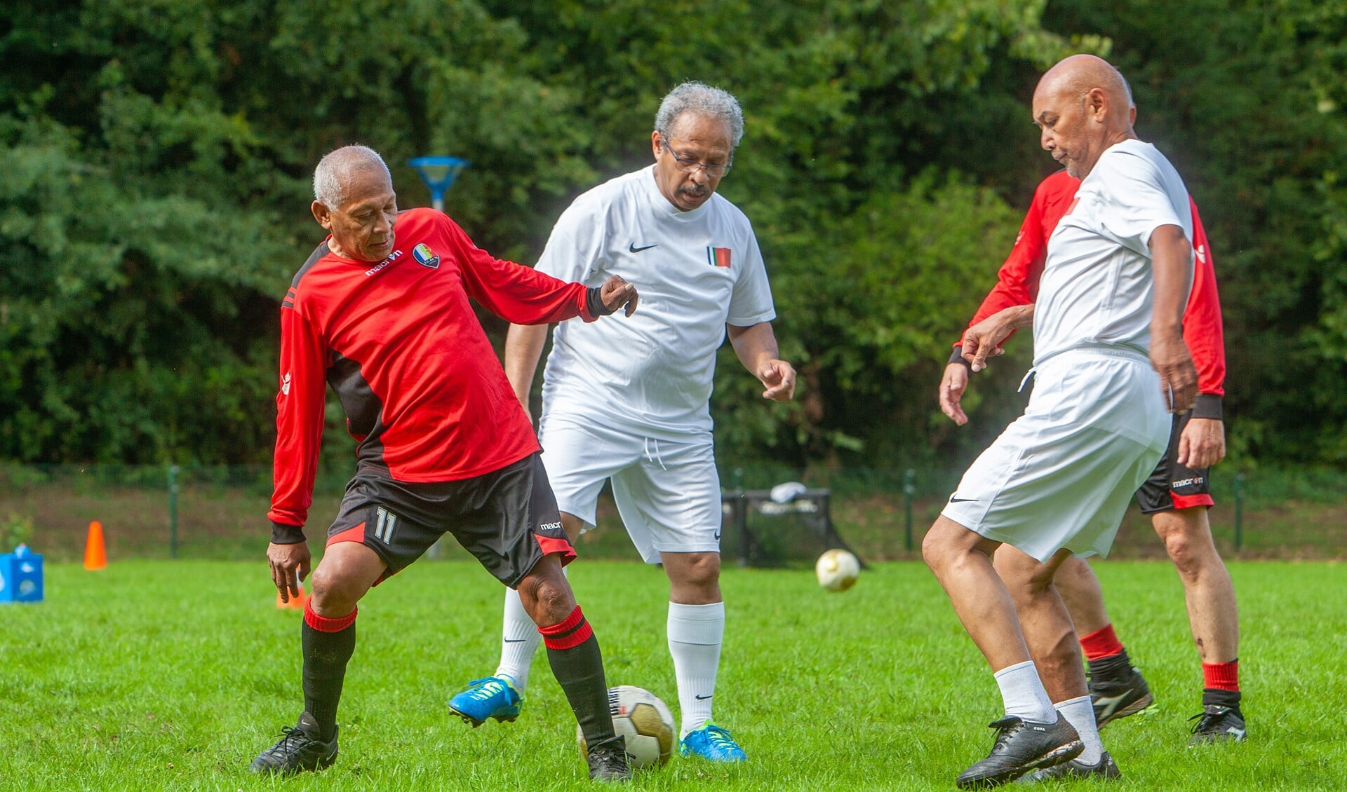 Felle strijd om de bal bij het Walking Football tussen AH Old Stars en Maluku Old Stars.