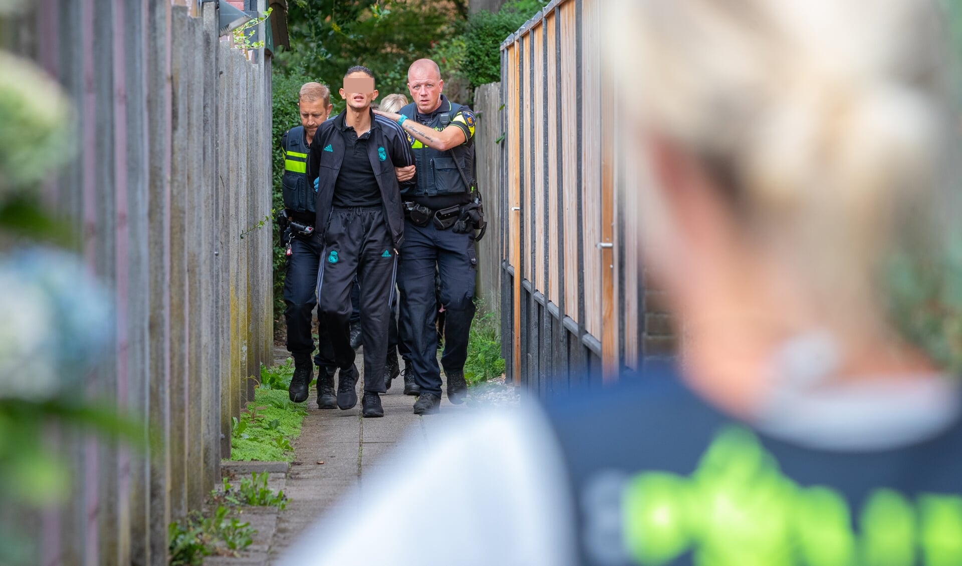 De verdachte van de steekpartij in een woning aan de Buisweg werd in een steeg in de buurt aangehouden. 