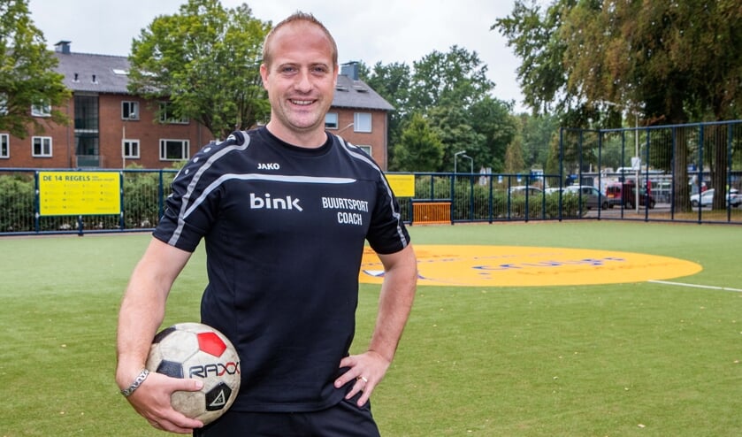 <p>Buurtsportcoaches, waaronder Chris van Doorne, hopen met de Voetbalacademie de Hilversumse jeugd buiten aan het ballen te krijgen. </p>