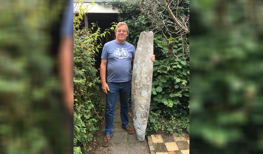 Guus Kroon met de propeller voor het monument.