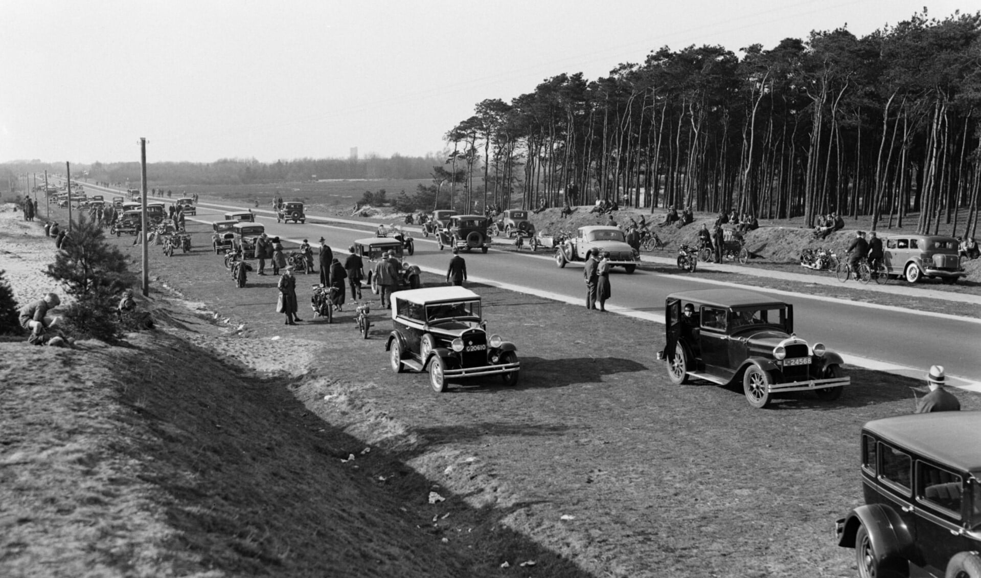 Auto's op de Rijksweg, midden jaren dertig, ter hoogte van de Witte Bergen. Waar de weg ligt op de foto, is nu de middenberm van de A1.