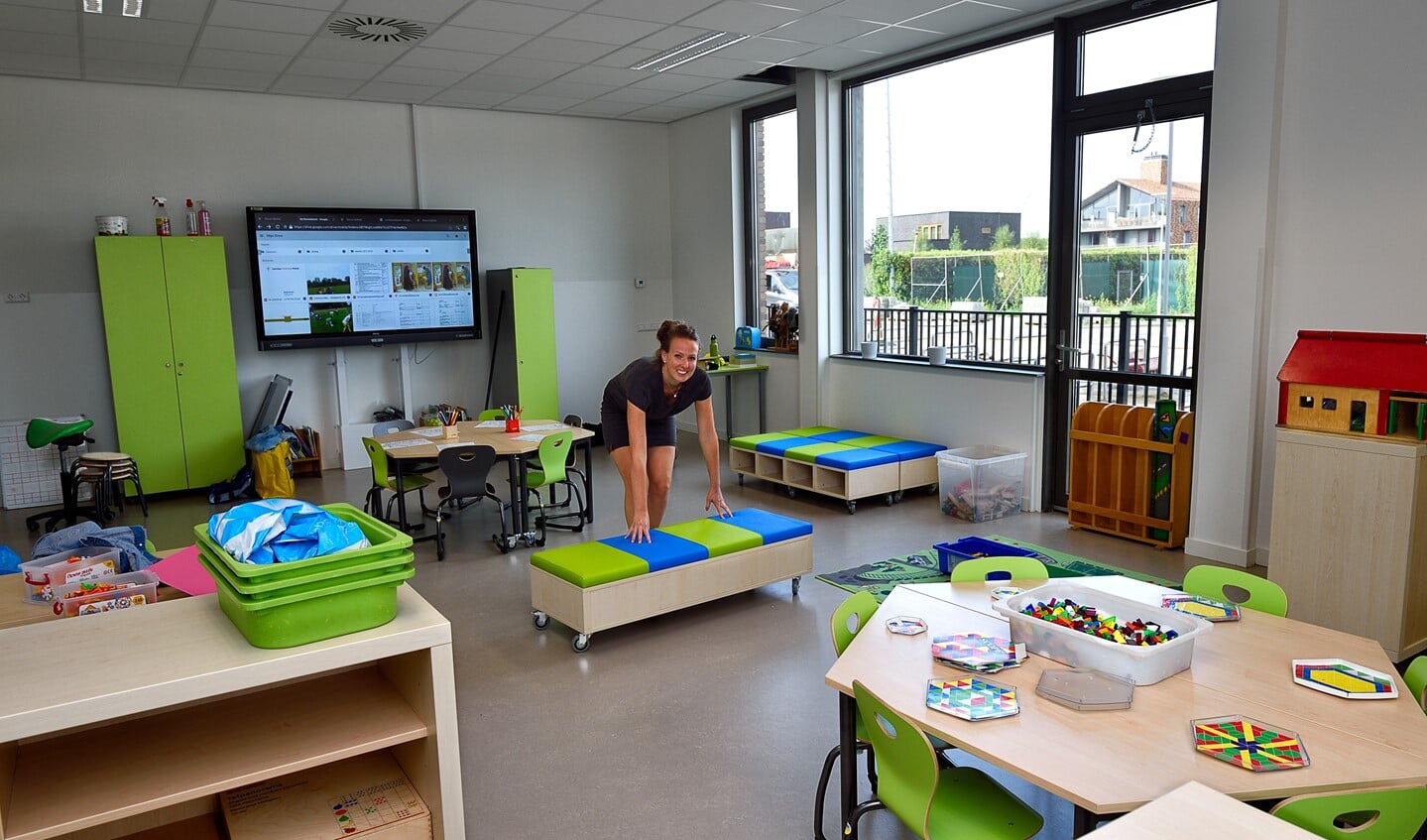 Juf Anneleen is aan het werk in de klas voor kleuters.