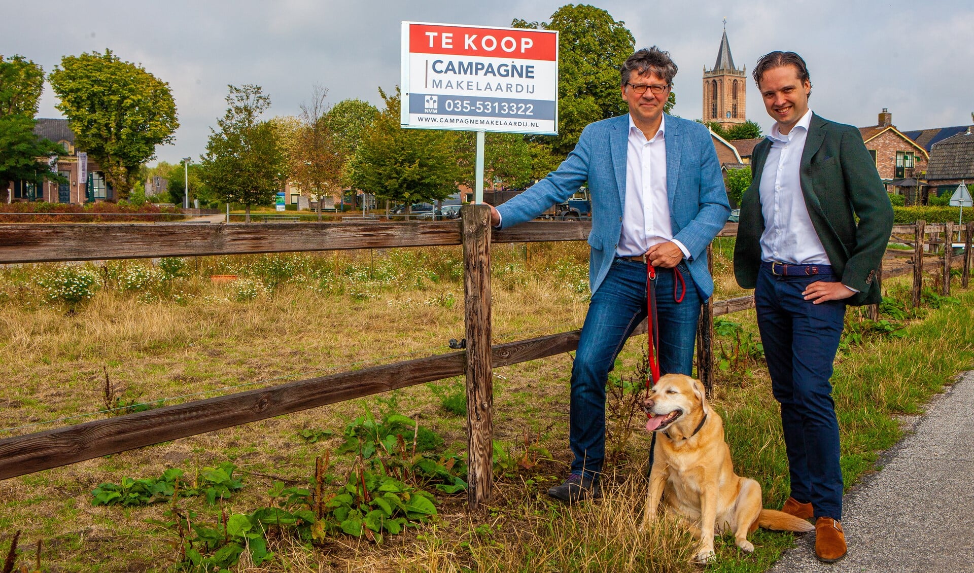 Bert Campagne en Maarten van Dijk samen met hond Jet.