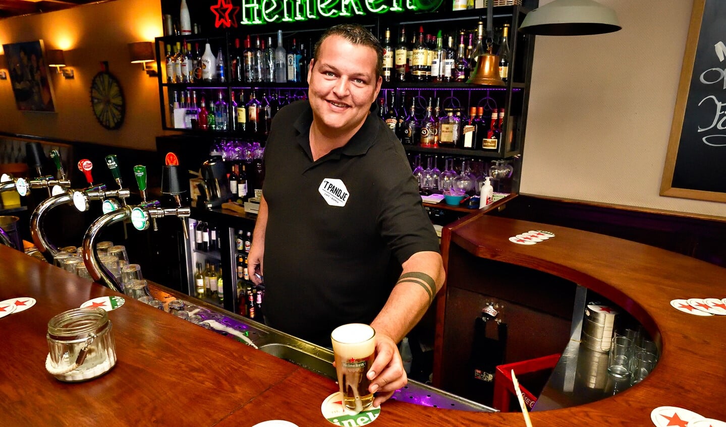 Daniel Beijnes aan het werk achter de bar.