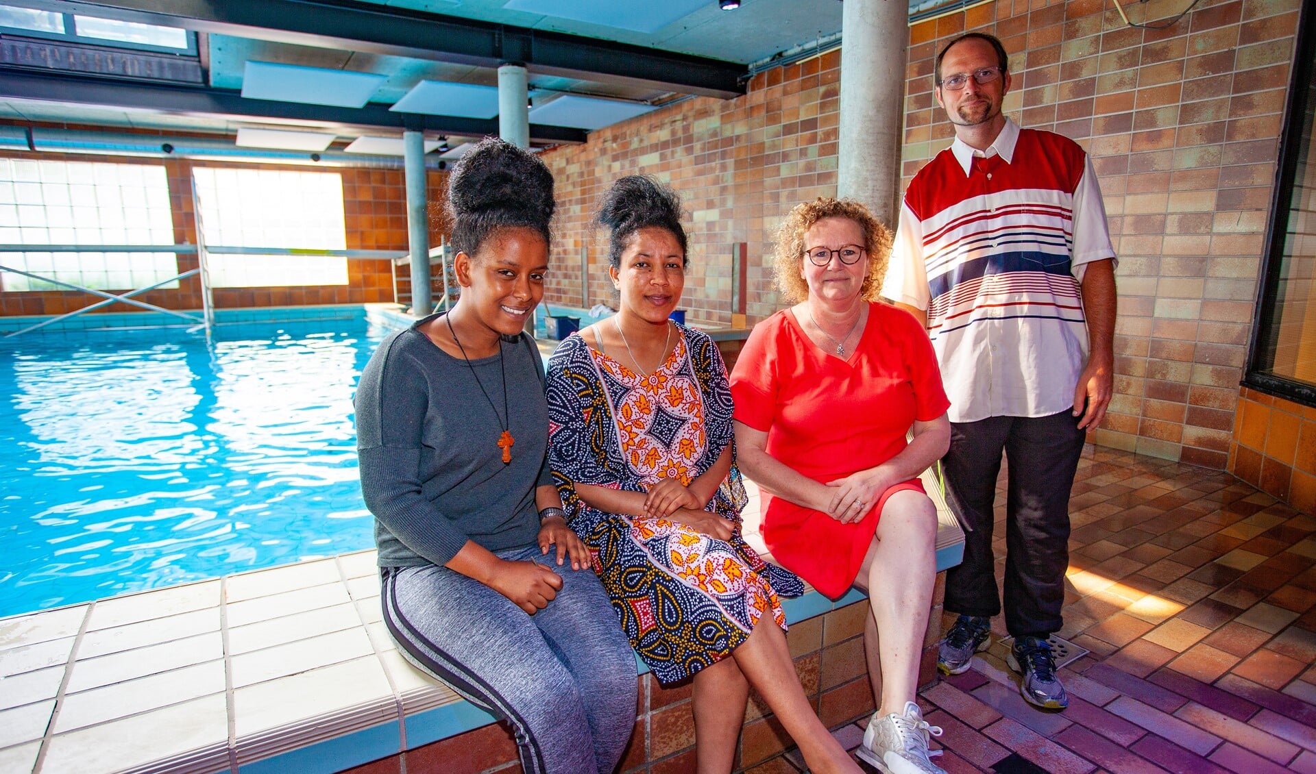 Van links naar rechts: Elen, Tsegereda, Pauline en Nathan bij het zwembad van Rebelsport.