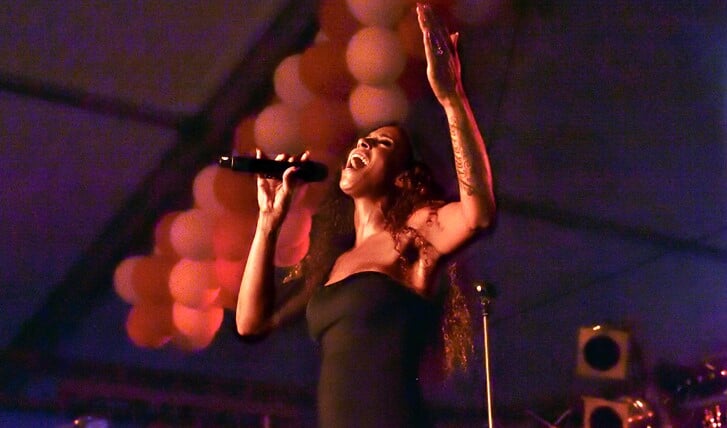 Glennis Grace tijdens haar optreden op het Diemer Festijn van 2016.
