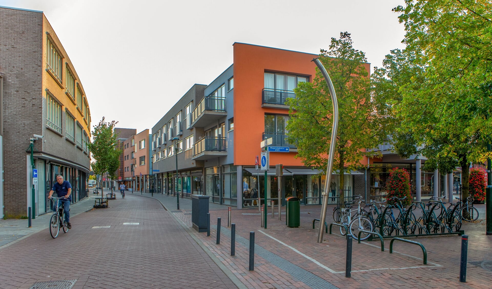 Gemeente en ondernemers hebben een oplossing gevonden voor het fietsparkeren in de straat.