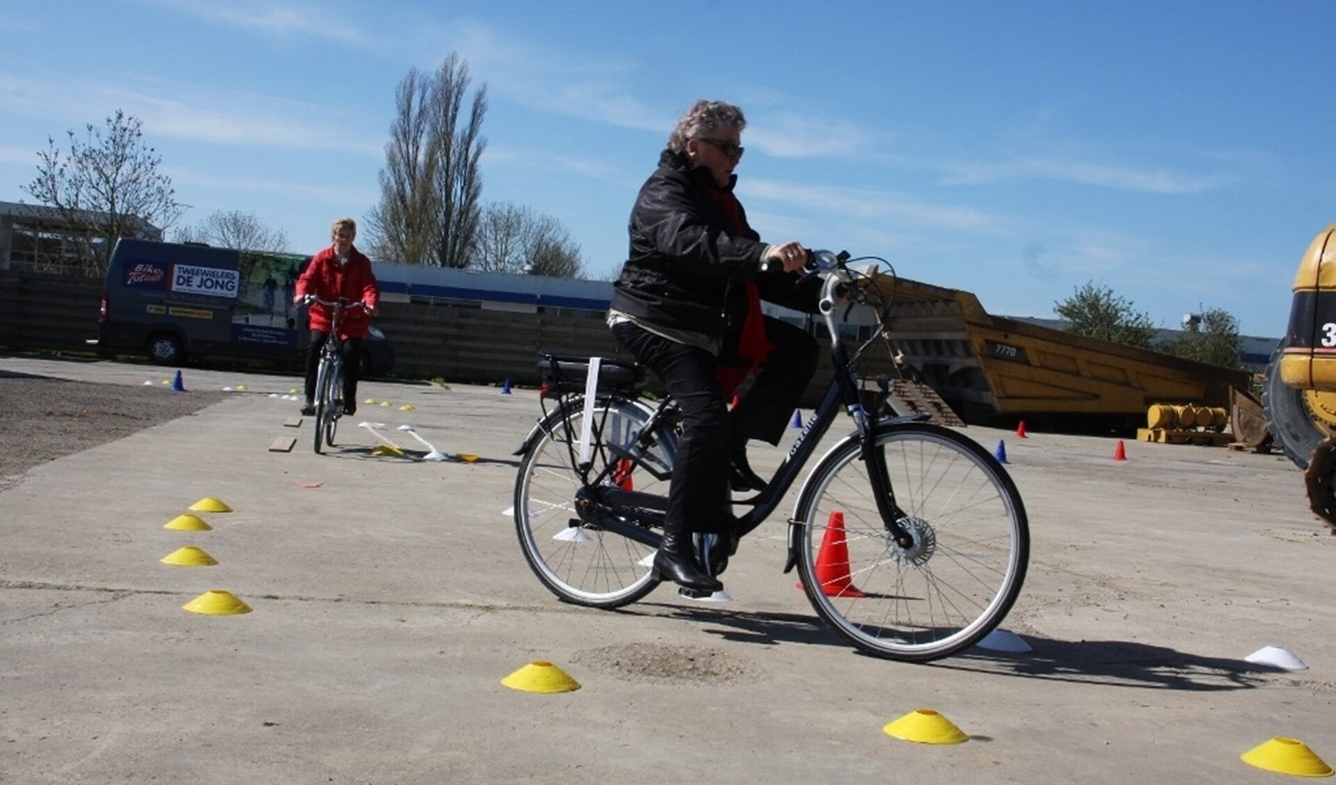 Senioren kunnen tijdens een fietstraining.