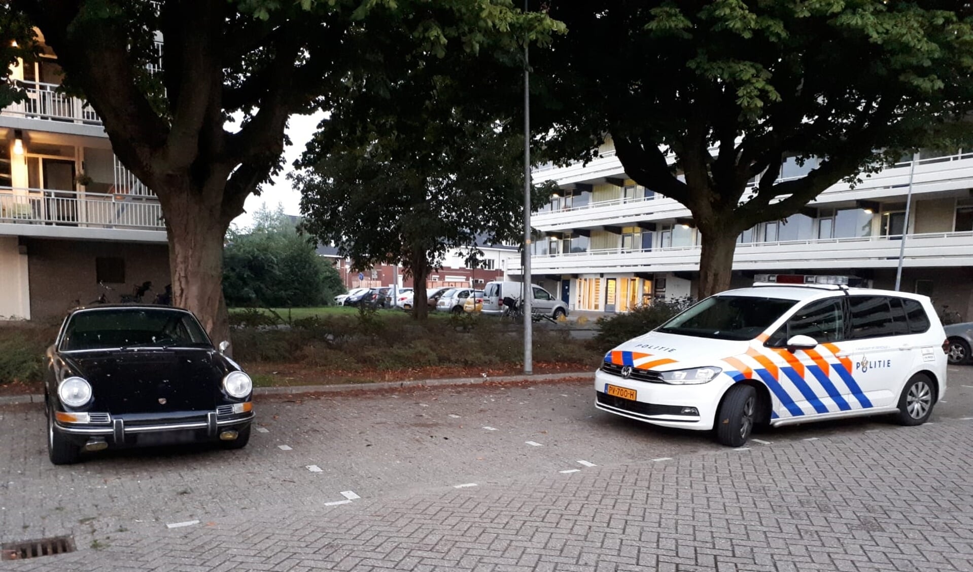 Politie Weesp komt gestolen Porsche veiligstellen. 
