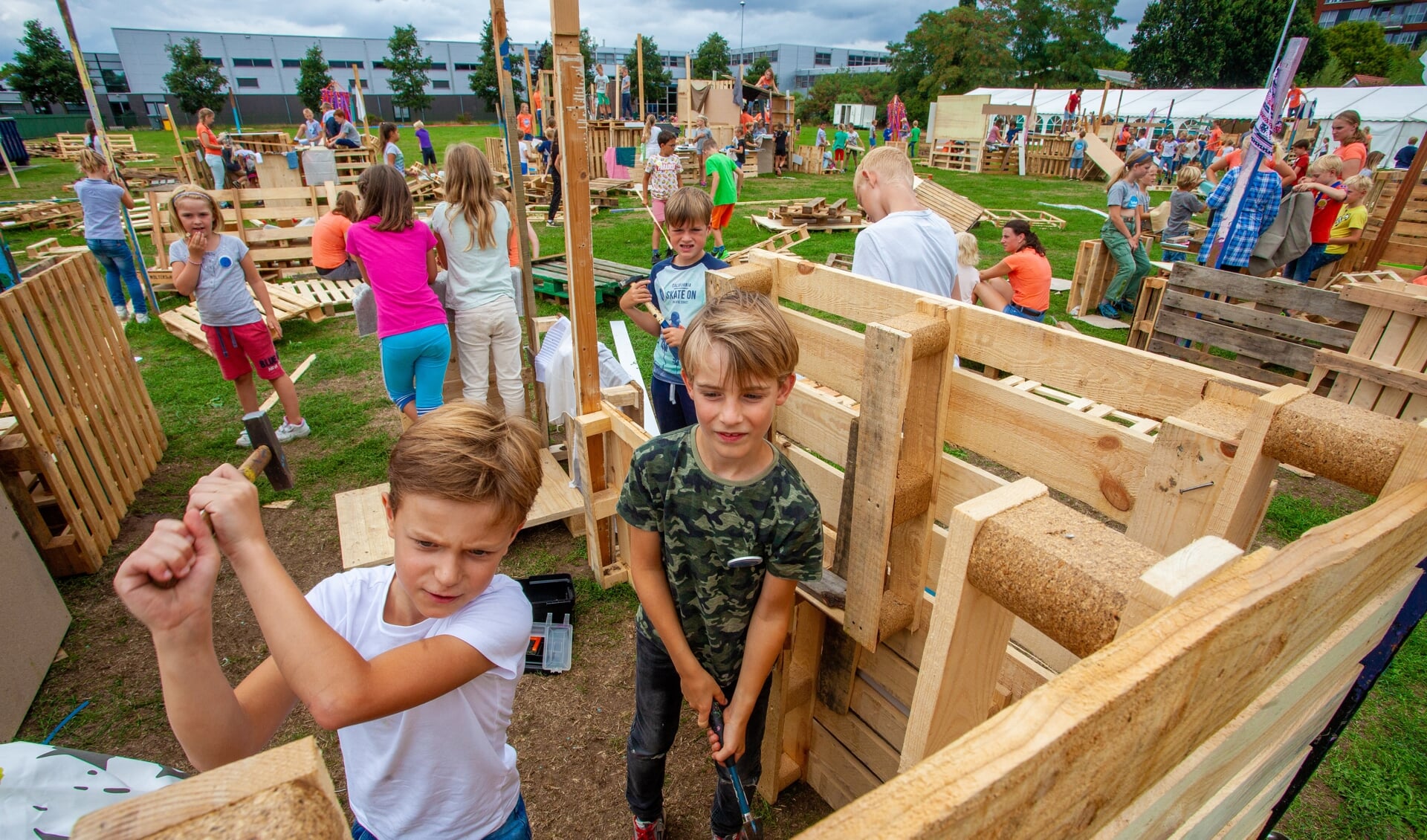 Hutten bouwen is altijd een vast onderdeel van de Kindervakantieweek.