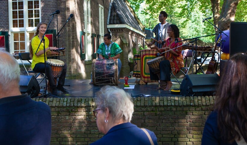 Muziek bij het Brinkhuis.