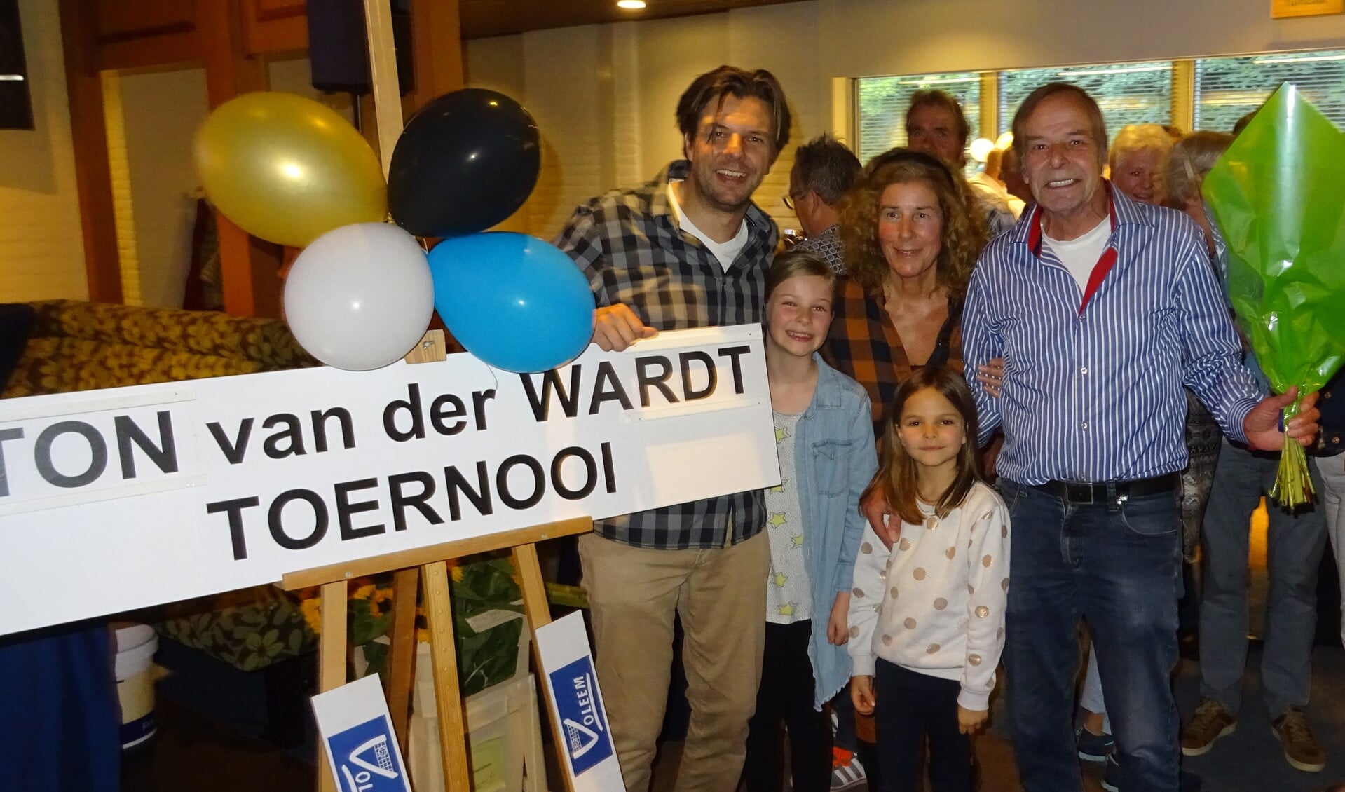 Ton van der Wardt en zijn familie na de onthulling van het bord 'Ton van der Wardt toernooi'.