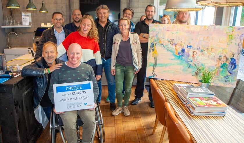 Het merendeel van de ondernemers en de kunstenaar met zijn schilderij dat werd geveild.