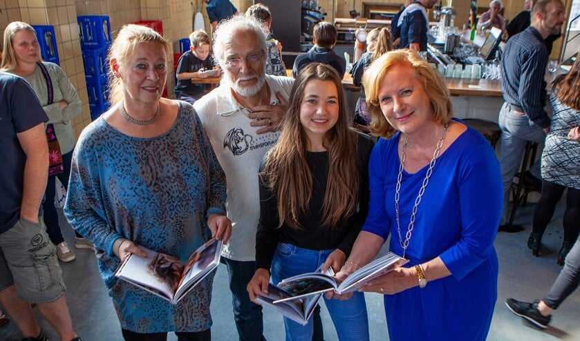 Van links naar rechts: Herma en Johan van Dreven, Demi en wethouder Marlous Verbeek.
