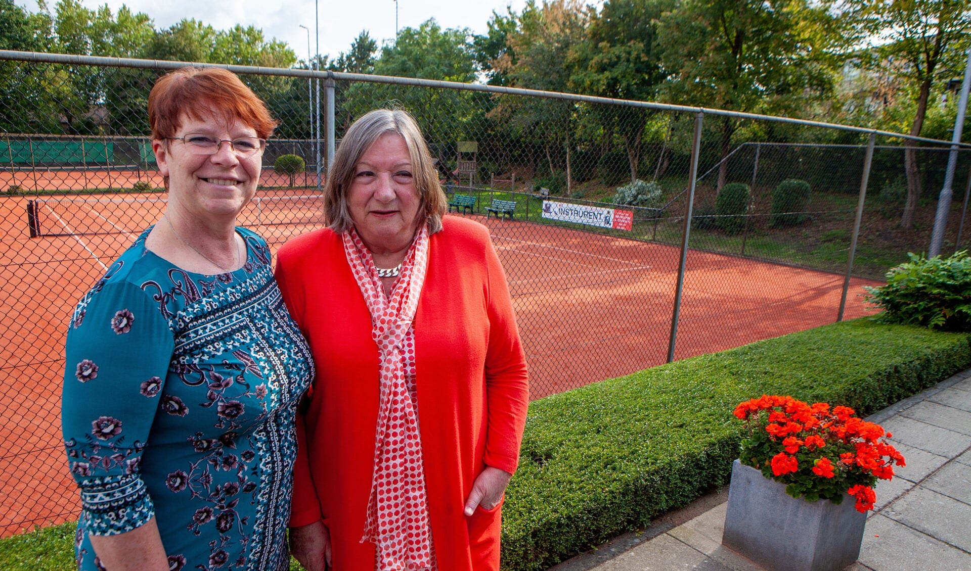 Links voorzitter Mieke Bos met Helen Knoop, een van de oprichters van de club.