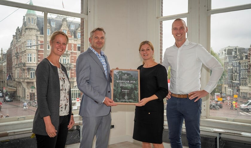Erna Snelder en Ruurd Kramer van Slokker Bouwgroep en Rick Kamphorst en Liesbeth Gort van FSC Nederland.
