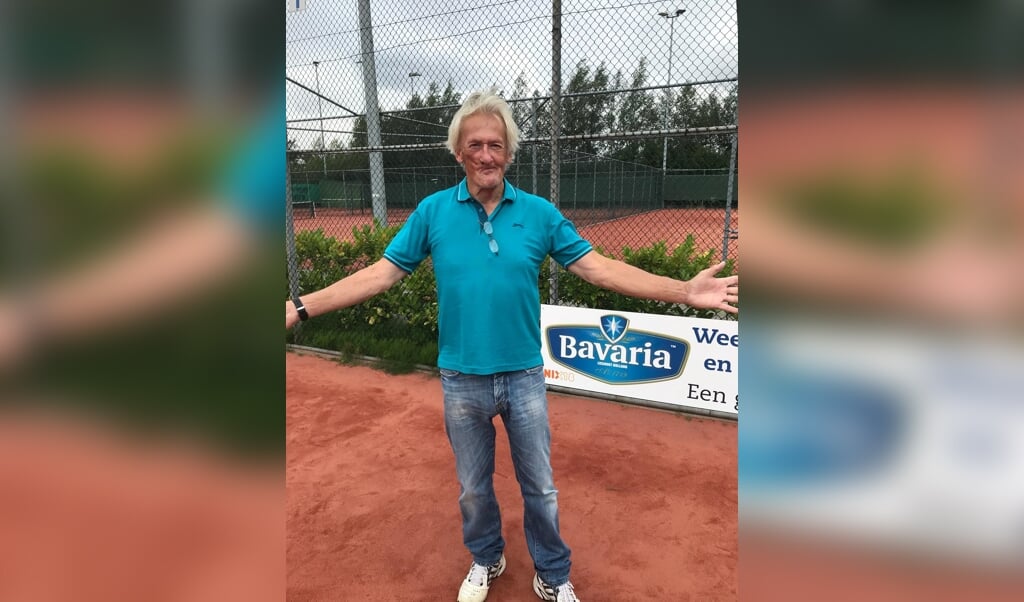 Ton Bartling ging vanuit het ziekenhuis direct naar de tennis voor een overwinningsfoto. 