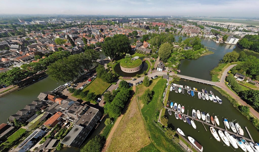 Als vestingstad maakt Weesp deel uit van de Oude Hollandse Waterlinie.