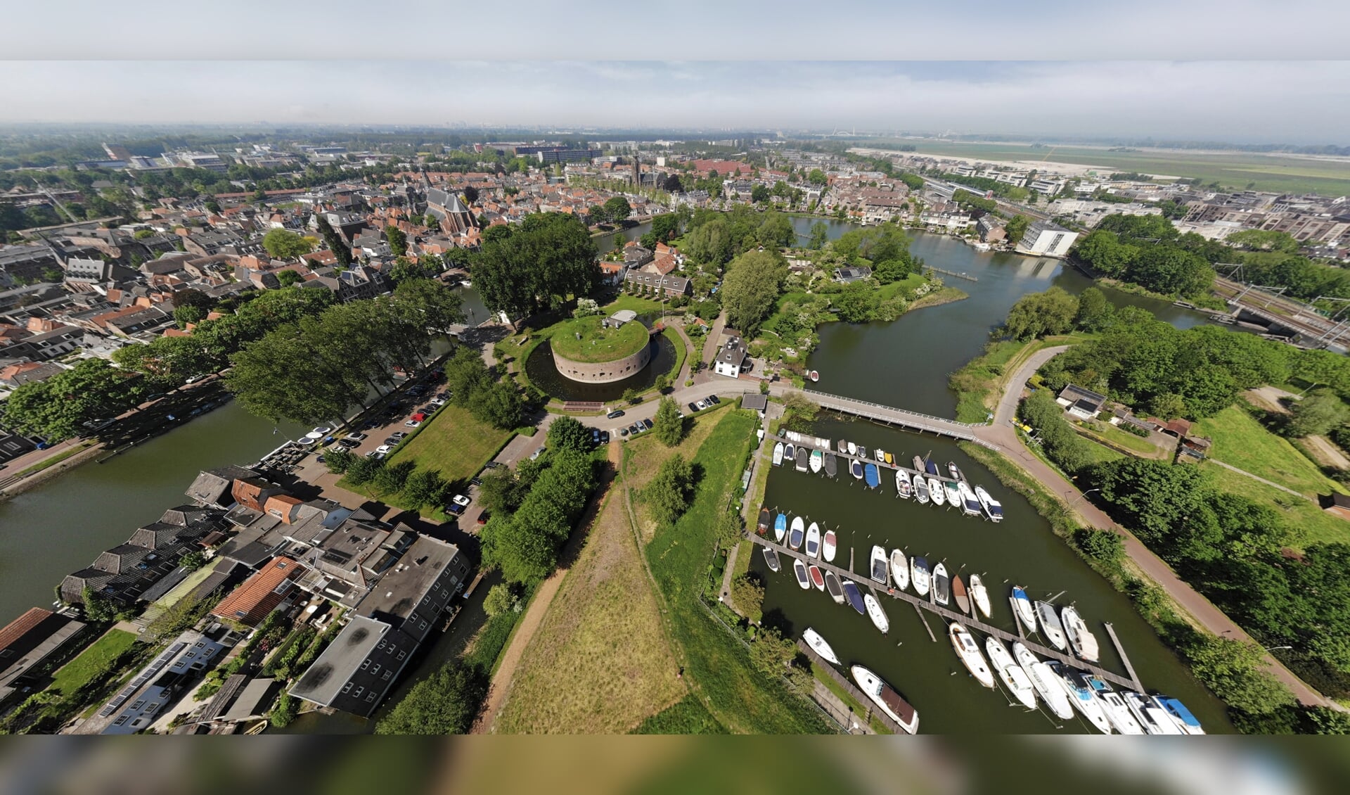 Als vestingstad maakt Weesp deel uit van de Oude Hollandse Waterlinie.