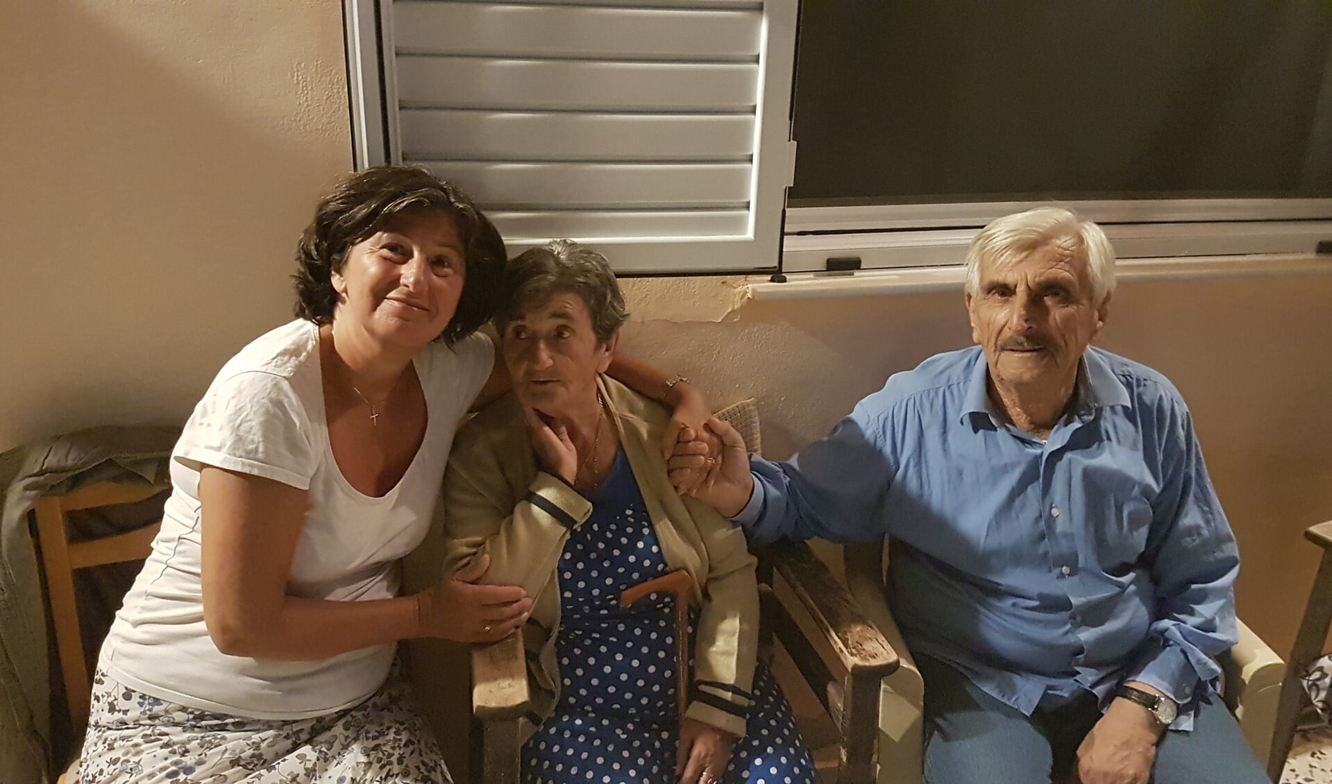 Sandra met haar moeder en stiefvader tijdens haar bezoek aan Griekenland.