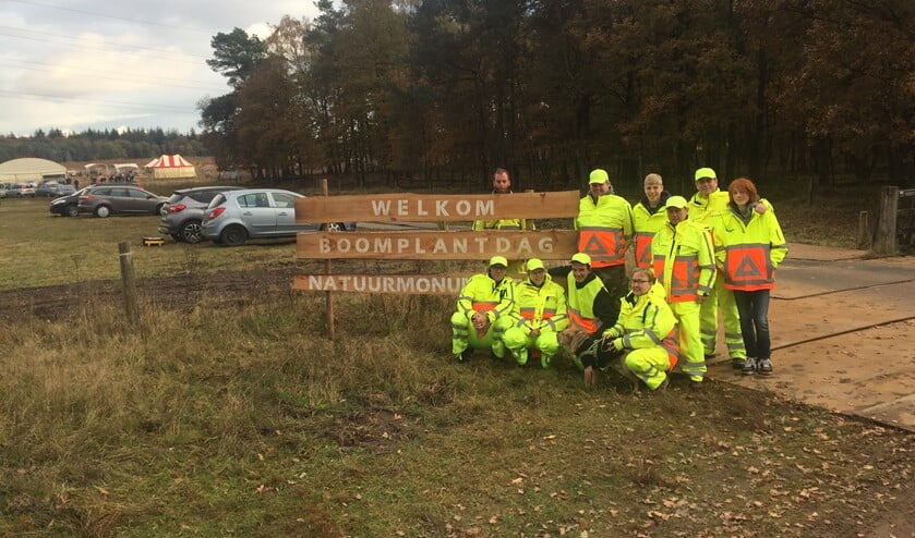 Groep verkeersregelaars uit Huizen tijden de Boomplantdagen in Apeldoorn