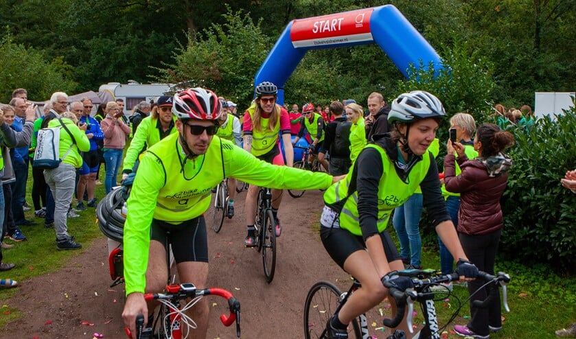 Veel belangstelling voor de start van 2bike4alzheimer bij De Woensberg.