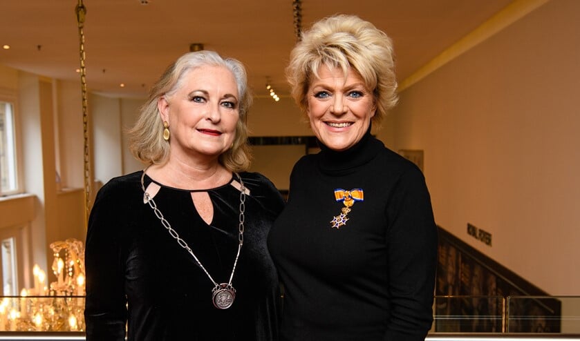 Actrice Simone Kleinsma en burgemeester Joan de Zwart-Bloch.
