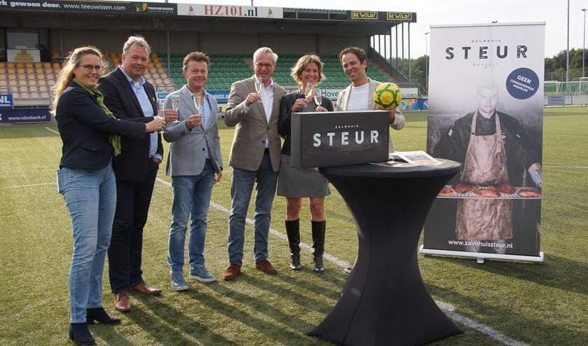 Na de ondertekening van het contract werd er feestelijk geproost op de overeenkomst.