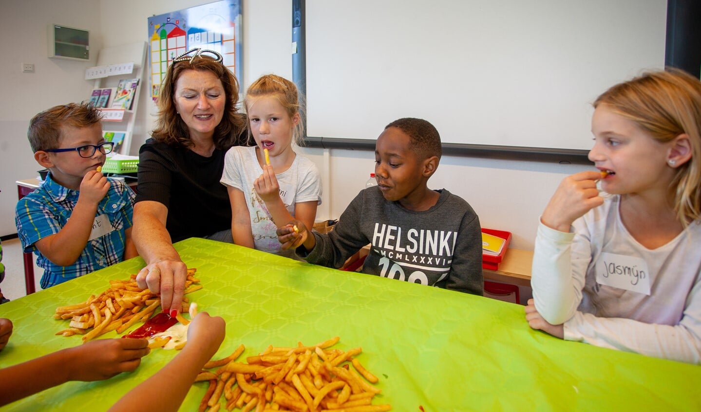 Ter gelegenheid van het jubileum mochten de kinderen bij hoge uitzondering een keer patat eten op school.